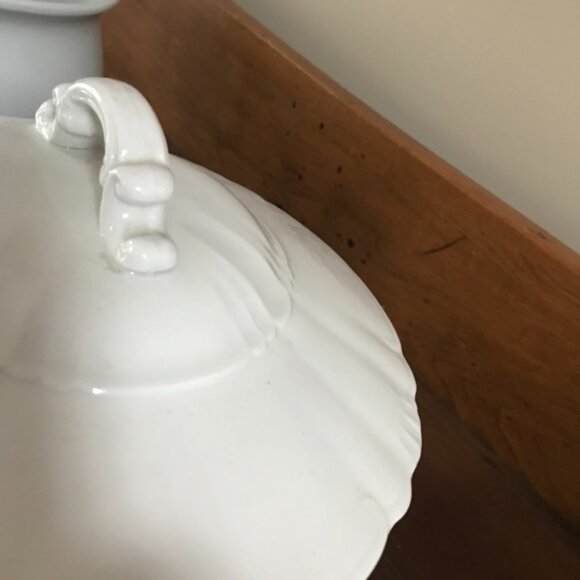 Beautiful Vintage Pattern Chamber Pot with Lid - Picture 6 of 12